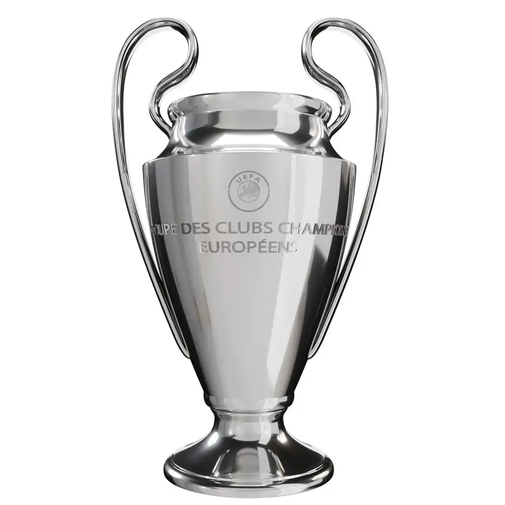 Eine silberne Trophäe mit zwei Griffen, mit der Gravur „Coupe des Clubs Champions Européens“ und dem UEFA-Emblem.