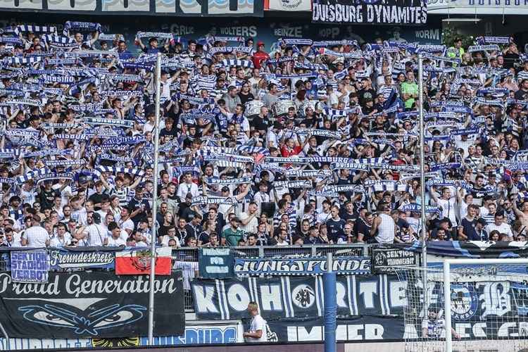 Anhänger des MSV Duisburg feuern ihr Team an.