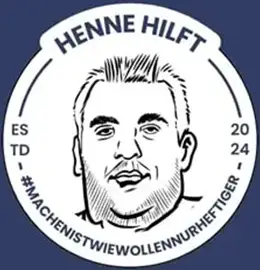 Gezeichnetes Porträt eines Mannes im runden HENNE HILFT Logo mit Textdetails und Hashtag auf dunkelblauem Hintergrund.