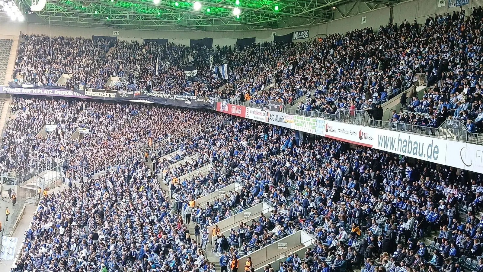 MSV-Fans füllen das Stadion, Tribünen in Blau-Weiß, intensive Stimmung.